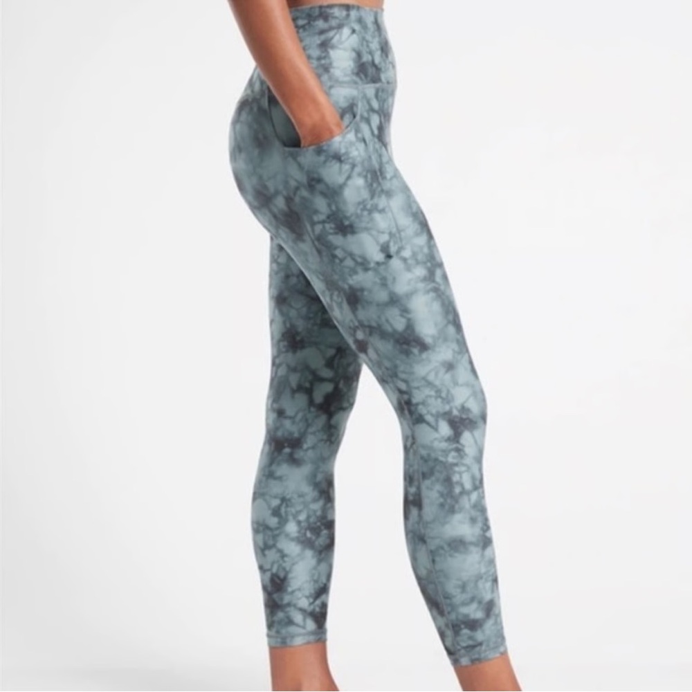 Athleta Salutation Stash Pocket Printed 7/8 Tie-Dye Leggings